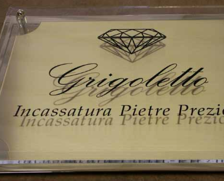 Targhe da esterno in plexiglass inciso