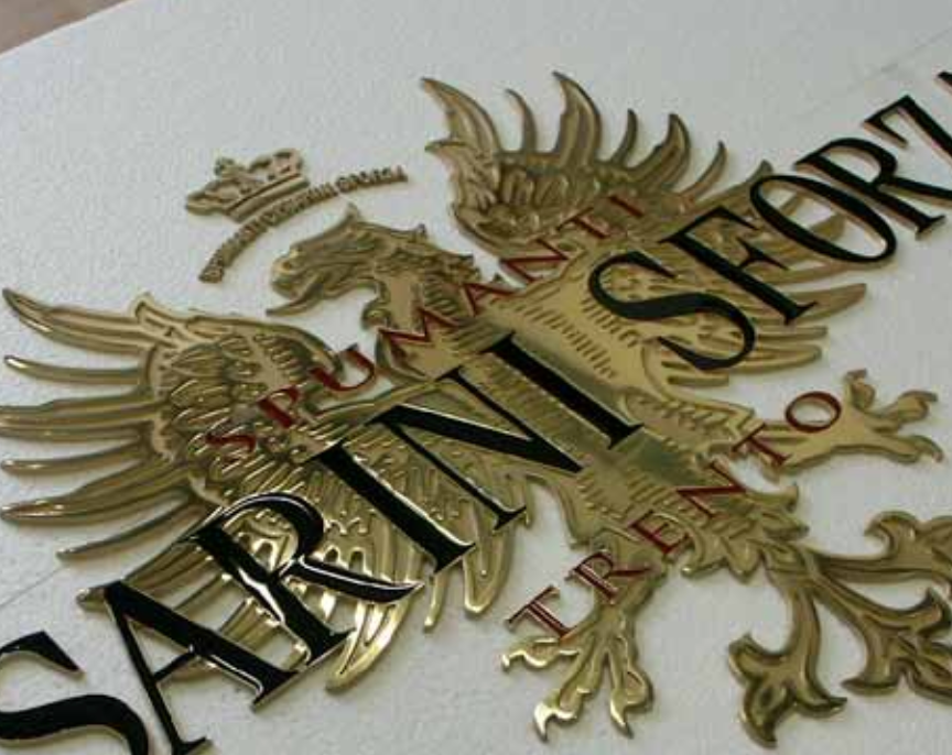 Targhe da esterno con grafica intagliata a rilievo