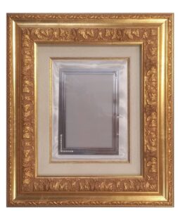 Cornice dorata incisa verticale cm 36x38 con pass en raso bianco e targa all.